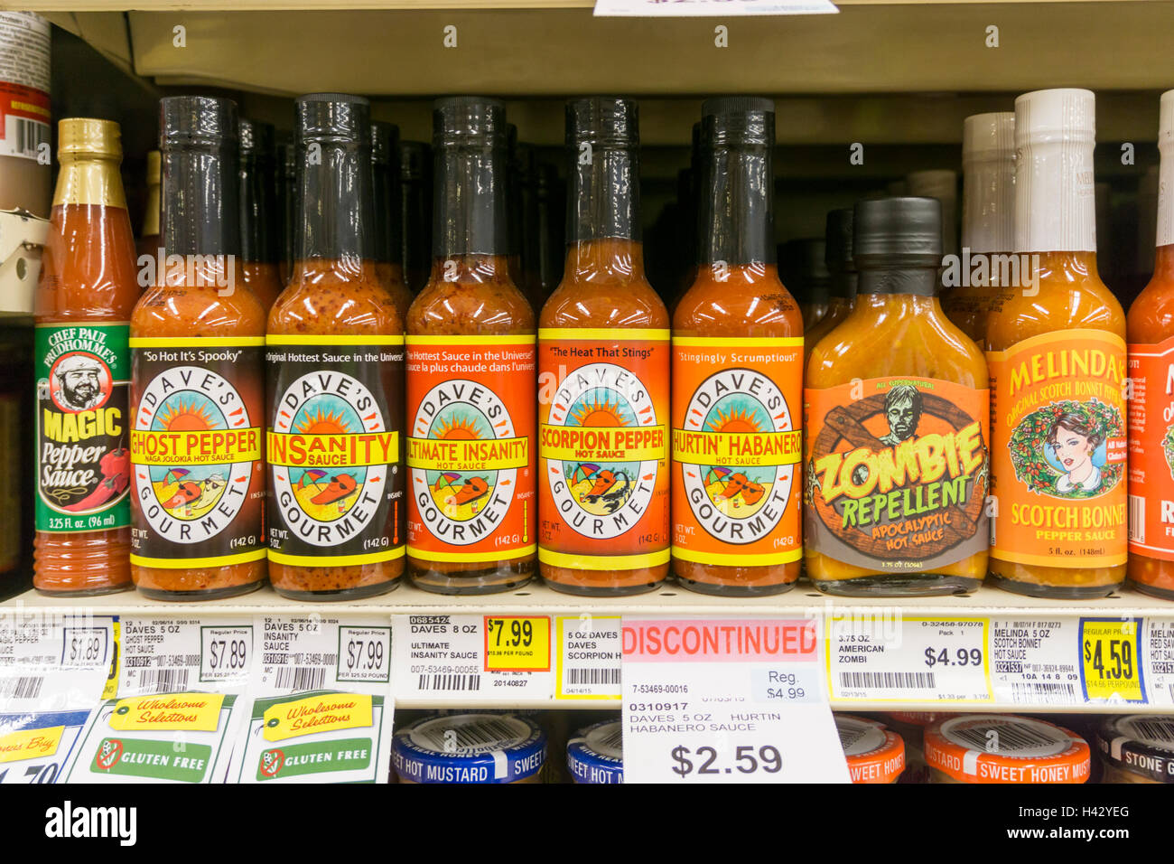 Flaschen von hot Chilisauce auf Regal in einem amerikanischen Supermarkt. Stockfoto