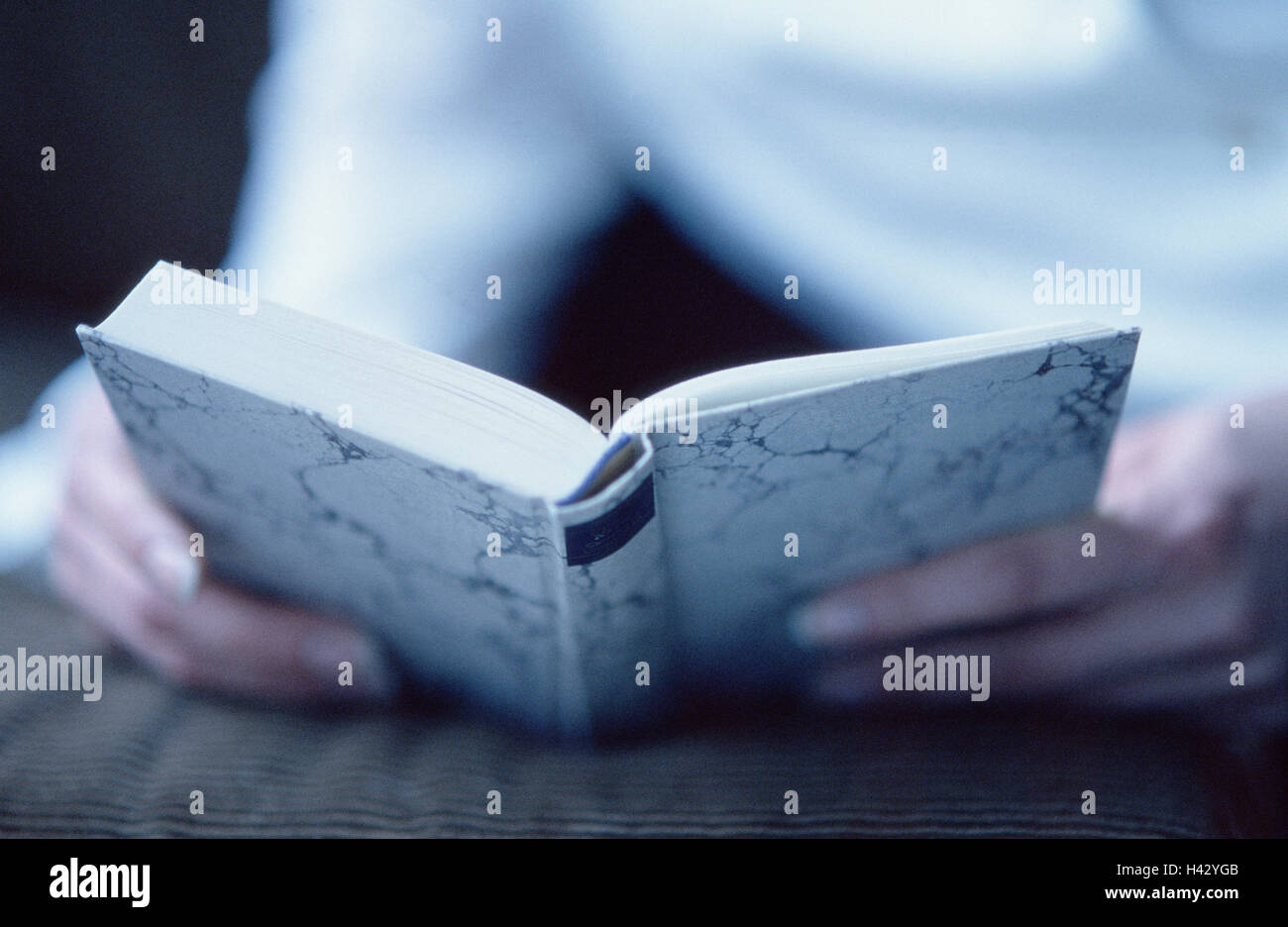 Frau, Buch, lesen, Detail, Freizeit, Hobby, Unterhaltung, Literatur, Roman, Entspannung, sind entspannend, ausschalten, sitzen, dort nehmen Sie es einfach, Interesse, Hände, Buchseiten, innen, Stockfoto