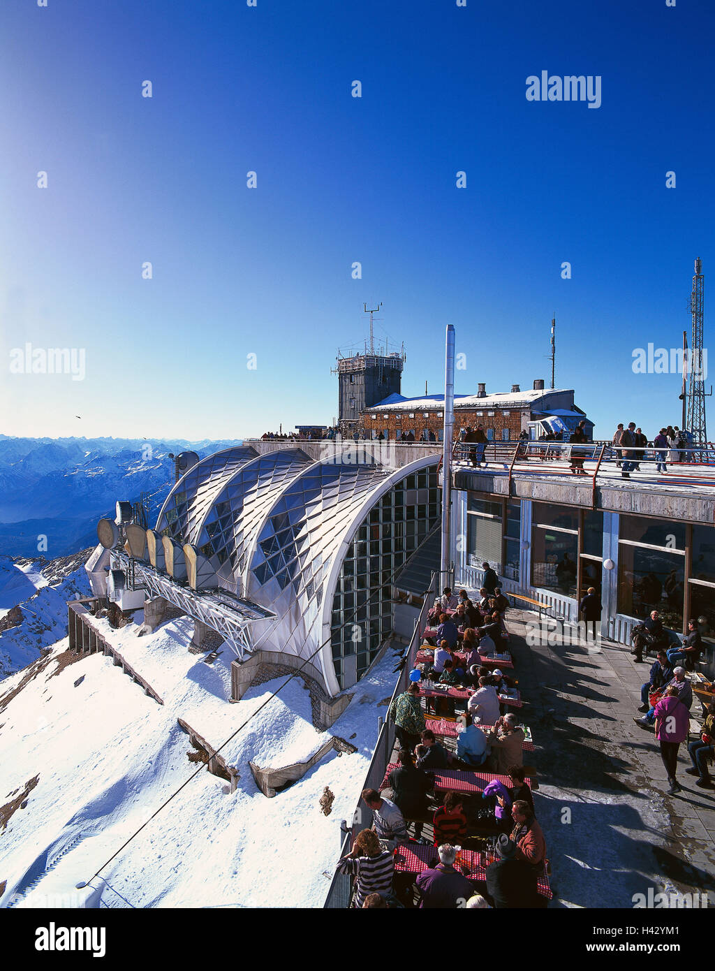 Deutschland, Oberbayern, Garmisch-Partenkirchen, Zugspitze, Münchner Haus, Restaurant, Tourismus, Europa, Bayern, Werdenfels, Werdenfelser Land, Alpen, Wettersteingebirge, Bergstation, Dachterrasse, Hochgebirges, Wetterstation, Gäste, Besucher, Winter, Schnee Stockfoto
