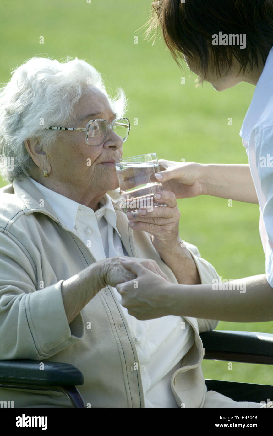 Senior Ungultig Rollstuhl Wasserglas Getrank Alte