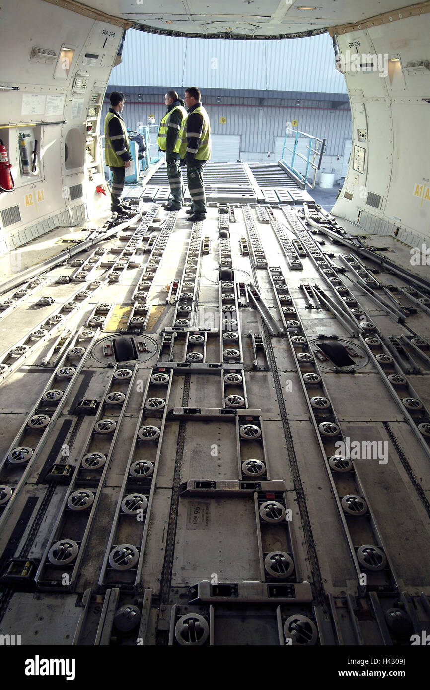 Frachter, Boeing 747-400, Detail, Last Zimmer, Gesichtslos, Arbeiter, Flugzeug, Verkehr Flugzeug, Flugzeuge, Frachtraum, Transport, Förderung, Ladung, Ladung, zivile Luftfahrt, Flugverkehr, Luftverkehr, Cargo, Wirtschaft, Menschen, Arbeit, Beruf Stockfoto