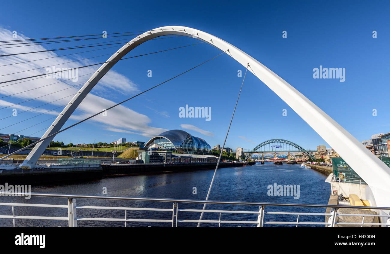 Die Millennium Bridge über den Fluss Tyne ist in Newcastle England. Stockfoto