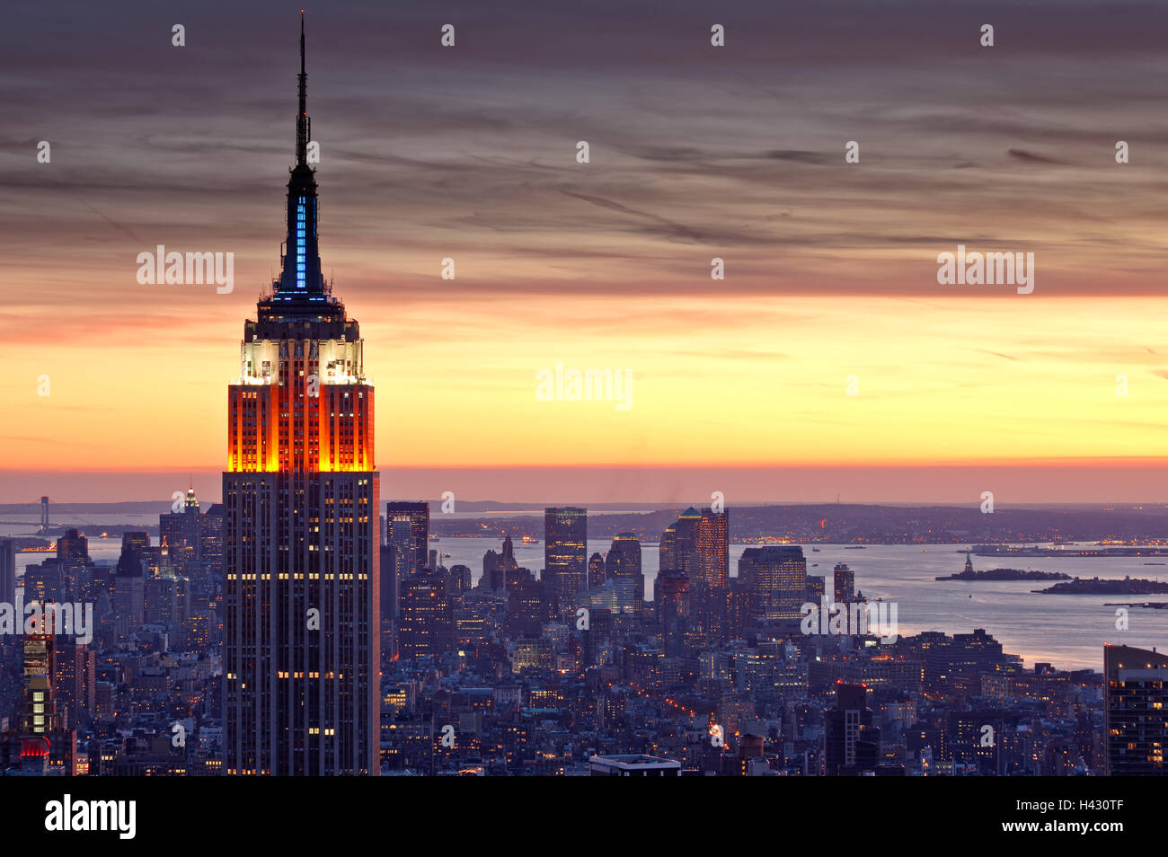 Luftaufnahme von Lower Manhattan und Empire State Building bei Sonnenuntergang, Midtown in New York City Stockfoto