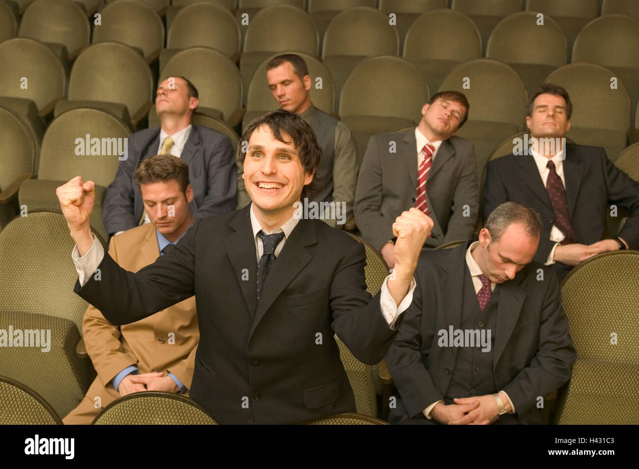 Kino, Zeilen, Kollegen, Schlaf, Mann, jung, stehen, freuen sich, eine halbe Porträt, Kinosaal, Theater Halle, besuchen, ins Kino, besuchen, Theater, Freizeit, Publikum, Zuschauer, Singles, mehrere, Männer, Kollegen, Jahren Arbeit, Leistung, Unterschied, Kontrast, Interesse, Desinteresse, Begeisterung, Langeweile, Müdigkeit, Schlaf, eingeschlafen, Erschöpfung, wach, hellwach, Kraft, Kraft, Ventilator, Spannung, angespannt bleiben, Freude, Emotionen, jubeln, Fäuste geballt, Geste, mitreißenden Stockfoto