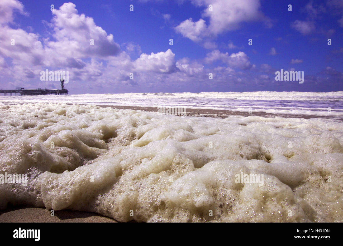Niederlande, Holland, Nordsee, Strand, Surf, Schaum, Wolke, Himmel, Meer,  Brandung, Spray, Sandstrand, symbol, Umwelt, Umweltbelastung,  Luftverschmutzung, Wasserverschmutzung, belasten, berdngung, Dngemittel,  Wolke Stimmung Stockfotografie - Alamy