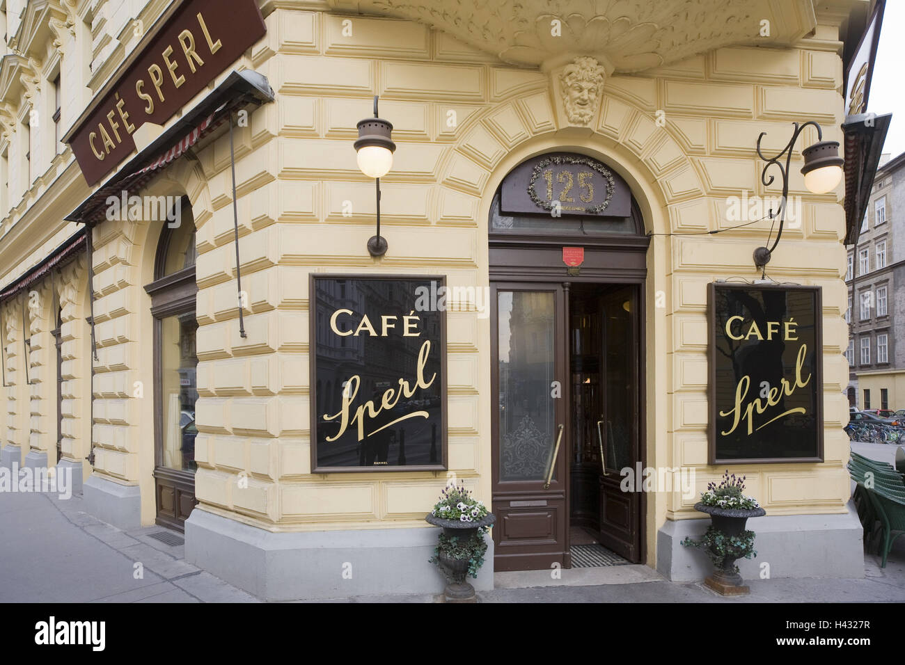 Österreich, Wien, Cafe Sperl, Cafe im Retro Stil Gebäude Stockfoto