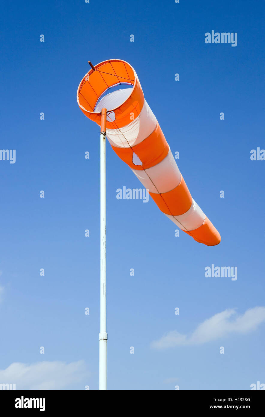 Windsack, weht, Himmel, blau, Messung, Anzeige, Windrichtung, Windgeschwindigkeit, Wind, Warnung, Anemometer, Wetter, Konzept, windig, stürmisch, das Wetter ändert, Sturmwarnung, Flugsport, rot, weiß, gestreift, Stockfoto