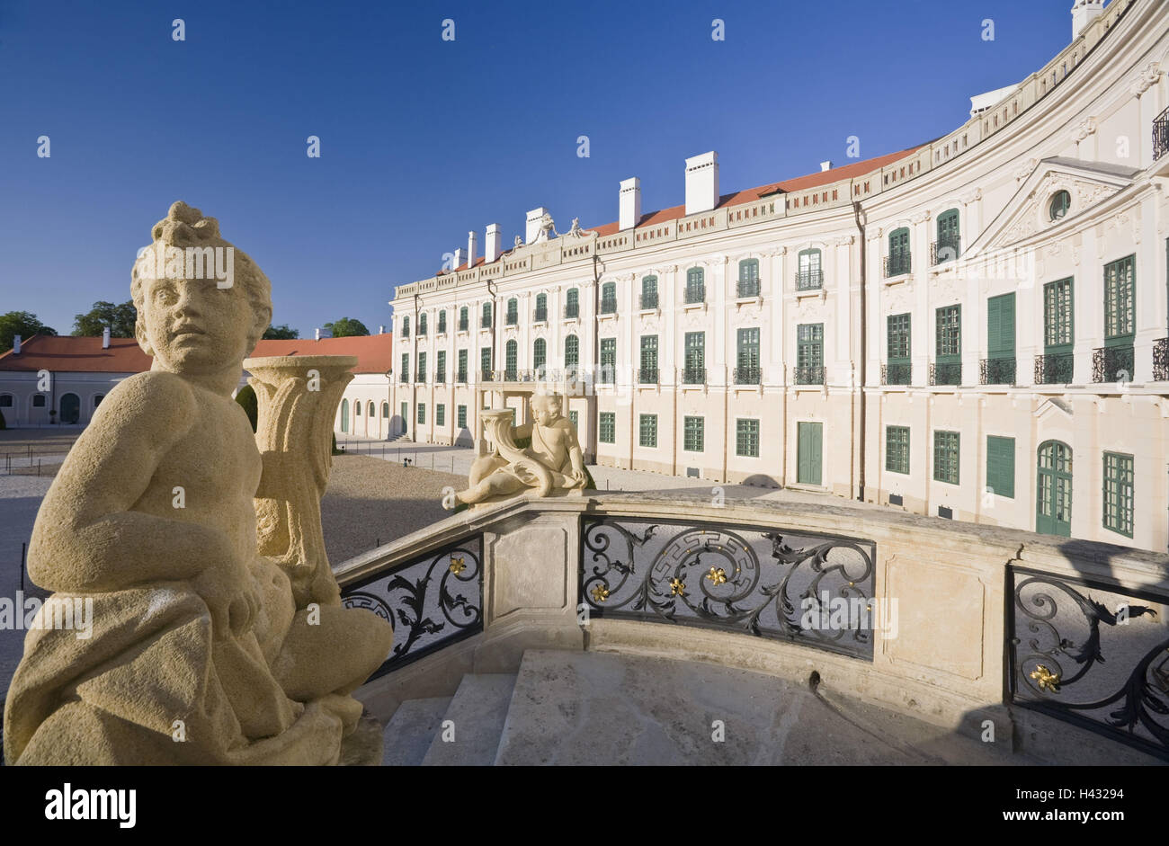 Ungarn, Fertod, Schloss Esterhazy, barocke Skulptur vor Palast Stockfoto