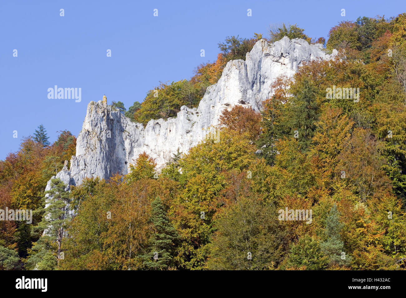 Deutschland, Baden-Wurttemberg, schwäbische Alp, Schelklingen, Felsen, Herbst Holz, Bäume, Saison, Herbst, Holz, Landschaft, breitblättrigen Baum, Laubwald, Herbstfärbung, Natur, Laub, Farbstoffe, menschenleer, Stockfoto