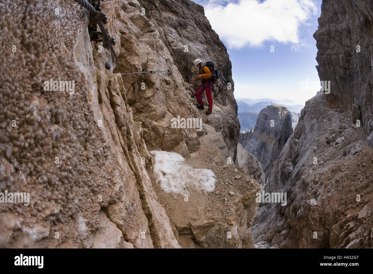 Italien, Trentino, Dolomiten, Madonna Tu Campiglio über Depression Boccette, Klettern, Steig, Bergsteiger, Seil-Sicherung, die Brenta-Dolomiten, Ostalpen, Kalk, Alpen, Alpen, Berge, Berge, Gipfel, Felsen, Hochgebirges, Leute, Mann, Helm, Rucksack, Förderung, Aufstieg, Backup, Belastung, Herausforderung, Bergsteigen, Aktivität, Hobby, Freizeit, Sport, Bergsport, Klettern Stockfoto