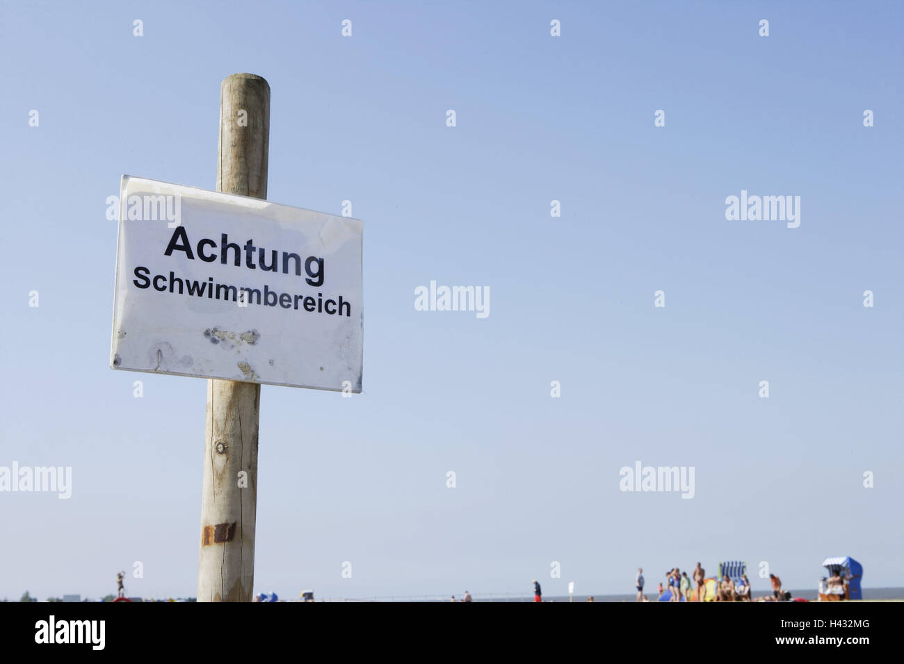 Strand, Zeichen, schwimmen Bereich, Meer, Küste, Meer, Urlaub, Freizeit, Urlaub, Sommer, Spitze, Warnung, Warnschild, Zeichen, Pol, Post, Aufmerksamkeit, Strandkörbe, Badegäste, Stockfoto