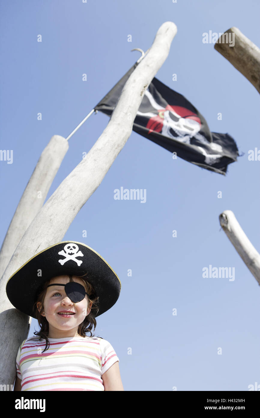 Spielplatz, Baumstämme, Kind, Mädchen, Pirat Jolly Roger, Sommer, Stockfoto