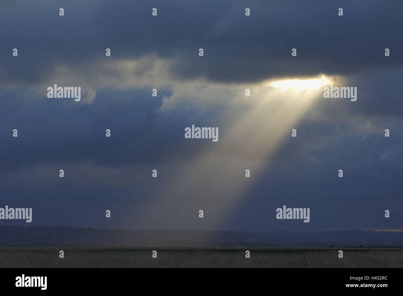 bewölkten Himmel, Wolken, dunkel, Sonnenstrahlen durchbrechen Stockfoto