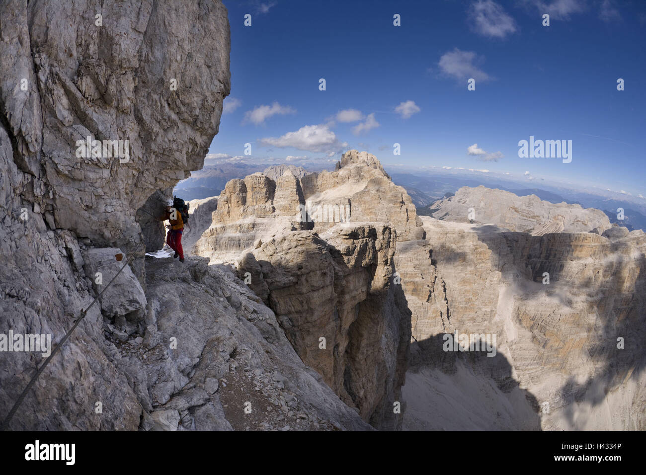 Italien, Trentino, Dolomiten, Madonna Tu Campiglio über Depression Boccette, steilen Klettersteig, Bergsteiger, die Brenta-Dolomiten, Ostalpen, lime, Alpen, Alpen, Berge, Berge, Gipfel, Felsen, Hochgebirges, Leute, Mann, Helm, Rucksack, Förderung, Aufstieg, Backup, Belastung, Herausforderung, Bergsteigen, Aktivität, Hobby, Freizeit, Sport, Bergsport, Klettern Stockfoto