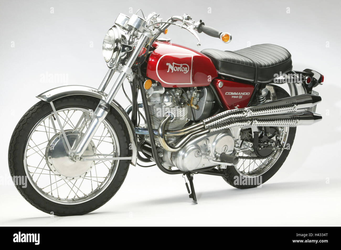 Motorrad, Norton Commando 750 Seiten, rot, klassisch, schräg von vorne, Vorschau, auf der linken Seite, Stockfoto