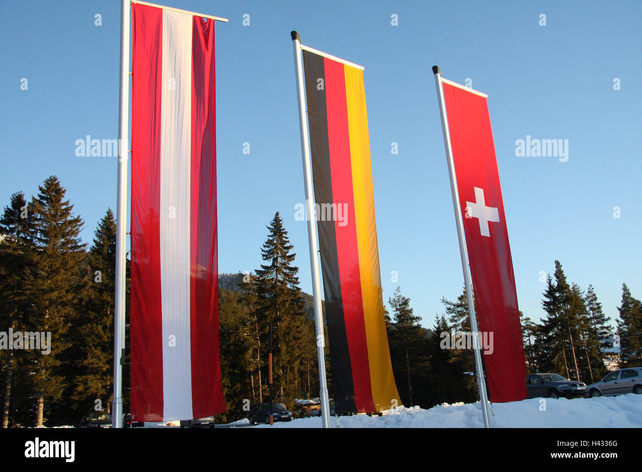 Österreich, Tirol, Meer Bereich, Skifahren Bereich Pferd Hütte, Fahnen, Winter, Wintersport-Ort, olympischer Platz, Urlaubsort, Fahnenmasten, Fahnen, Nationalität, dekorieren mit Fahnen, Nationen, International, europäisch, der EU, Stockfoto