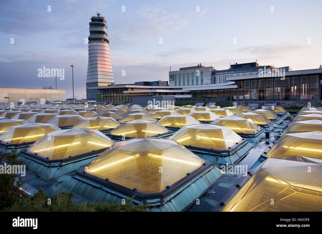 Österreich, Schwechat, Flughafen, Tower, Abend, Stockfoto