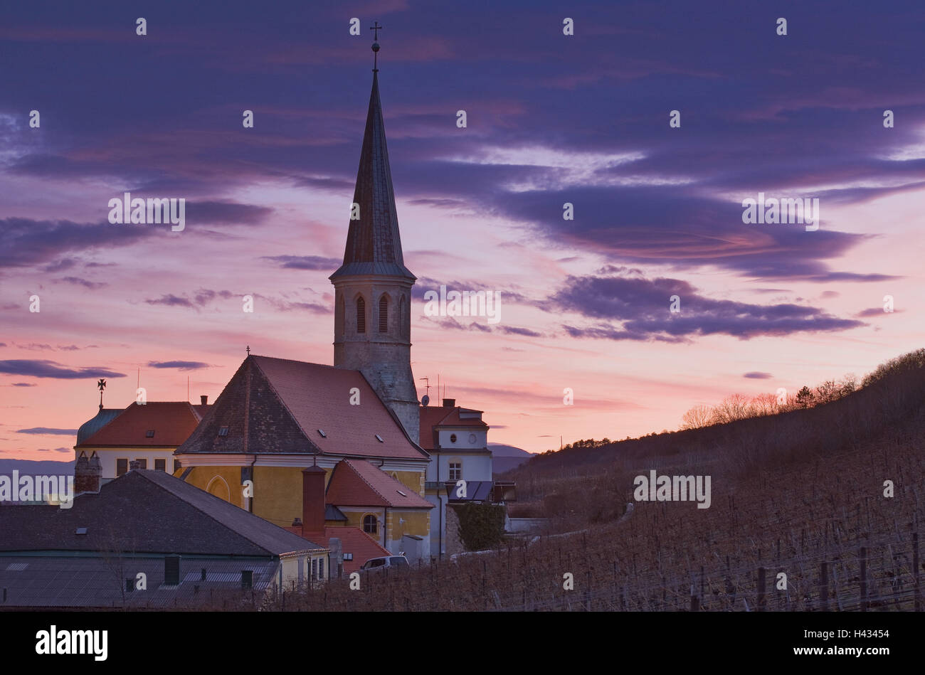 Österreich, Gumpoldskirchen (Dorf), Kirche, Abendstimmung, Stockfoto