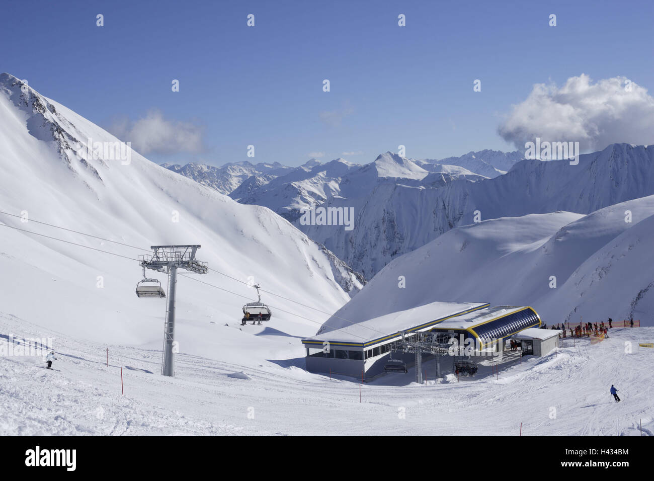 Österreich, Tirol, Serfaus, Arrezjochbahn, Aussicht, Berge, Alpen, Berge, Saison, Winter, Schnee, Schnee, Winter-Sport-Bereich, Wintersport, Skigebiet, Tourismus, Tourismus, obere Anschluss, Lift, Mittelstation, Skilift, Sessel-Lift, Bergbahn, Person, Skifahrer, Stockfoto