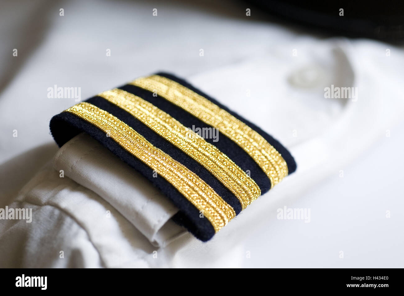 Des Piloten uniform, Hemd, Schulter-Klappe, Film, golden, Uniform, Kleidung, golden Film, drei, Hierarchie, Abzeichen, Besatzung, Traumjob, Pilot, Kapitän, Luftfahrtpersonal, Wahl Karriere arbeiten, Stockfoto