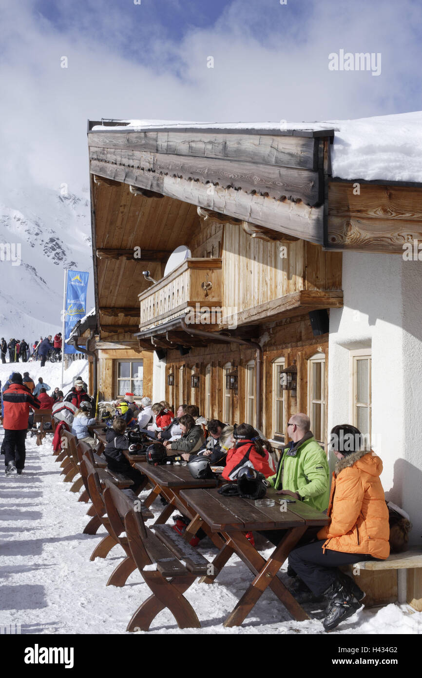 Österreich, Tirol, Serfaus, Lassida, Bergrestaurant, Sonnenterrasse, Gäste, kein Model-Release, Alpen, Berge, Berge, Saison, Winter, Schnee, Schnee, Winter-Sport-Bereich, winter, Sport, Skigebiet, Tourismus, Tourismus, Skifahrer, Pause, Stop, Terrasse, Menschen, Touristen, Restaurant, Gastronomie, Stockfoto