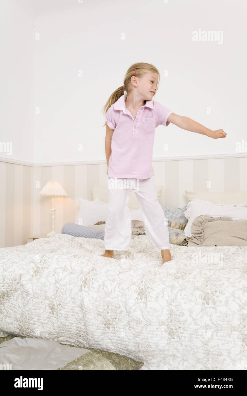 Schlafzimmer, Bett, Kind, Mädchen, fröhlich, ausgelassen, tummelt ... Schlafzimmer, Bett, Kind, Mädchen, fröhlich, ausgelassen, tummelt ...