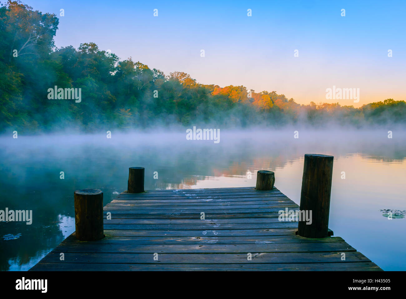 Morgennebel auf reflektierenden Wasser, Mt Saint Francis, Indiana.ff Stockfoto