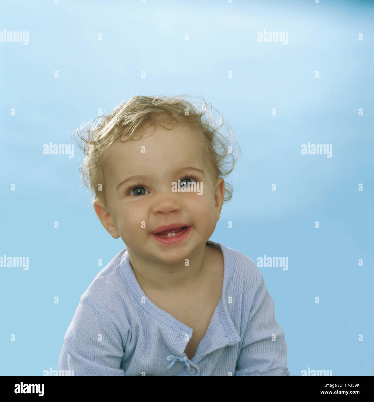 Kleinkind, Mädchen, semi-Porträt, lacht Serie Menschen Kind 9 Monate, oben hellblau, Kamera blicken, Augenfarbe blau, Milch-Zähne, Rand-Zähne, Kindheit frei, Natürlichkeit, niedlich, friedlich, Interieur, Stockfoto