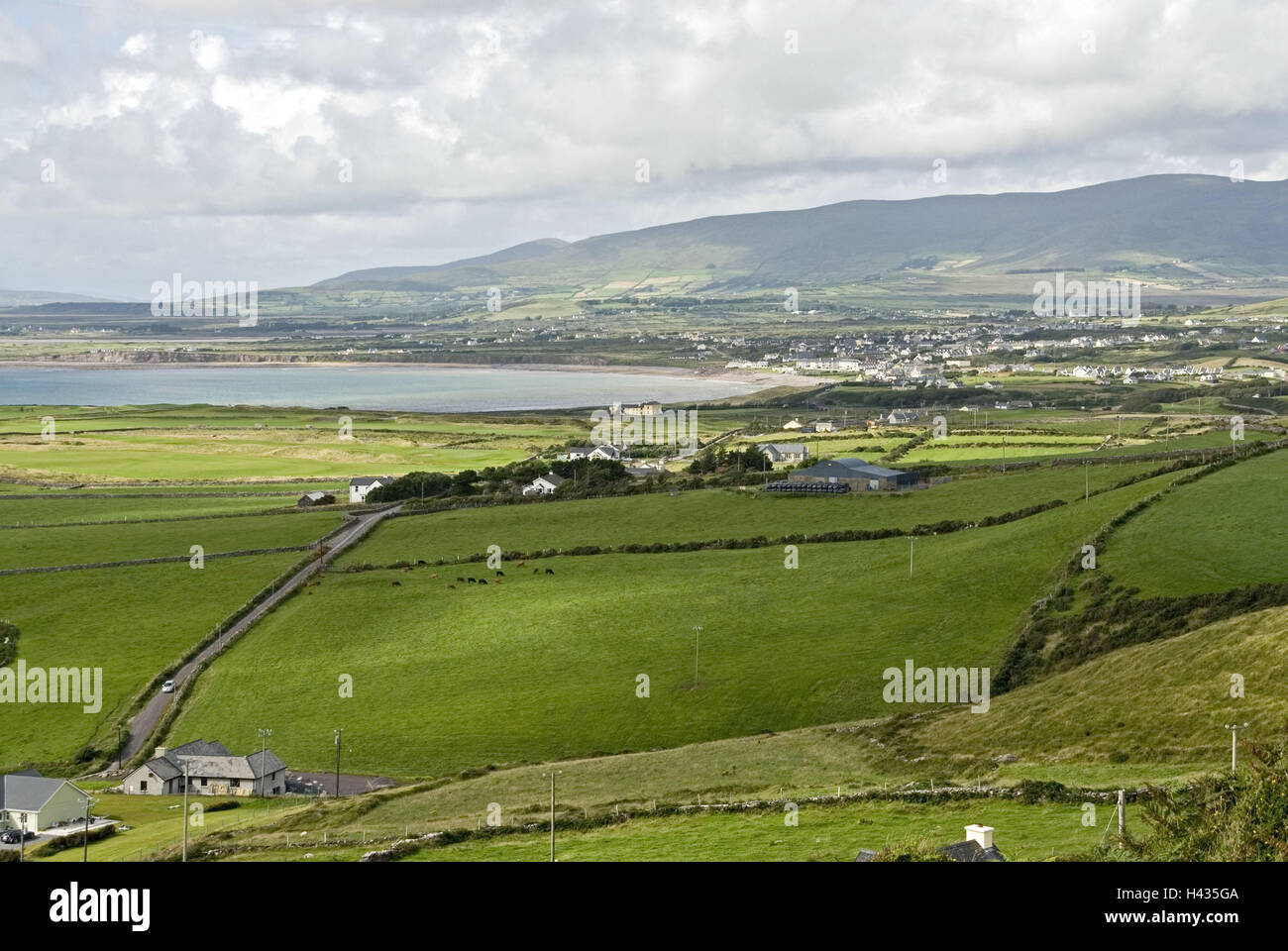 Irland, Munster, Kerry, Iveragh-Halbinsel, Waterville, lokale Ansicht, Felder, Wiesen, Berge, Landschaft, Breite, Abstand, Ansicht, Himmel, Wolken, Cloudies, Straße, Küste, Meer, Stockfoto