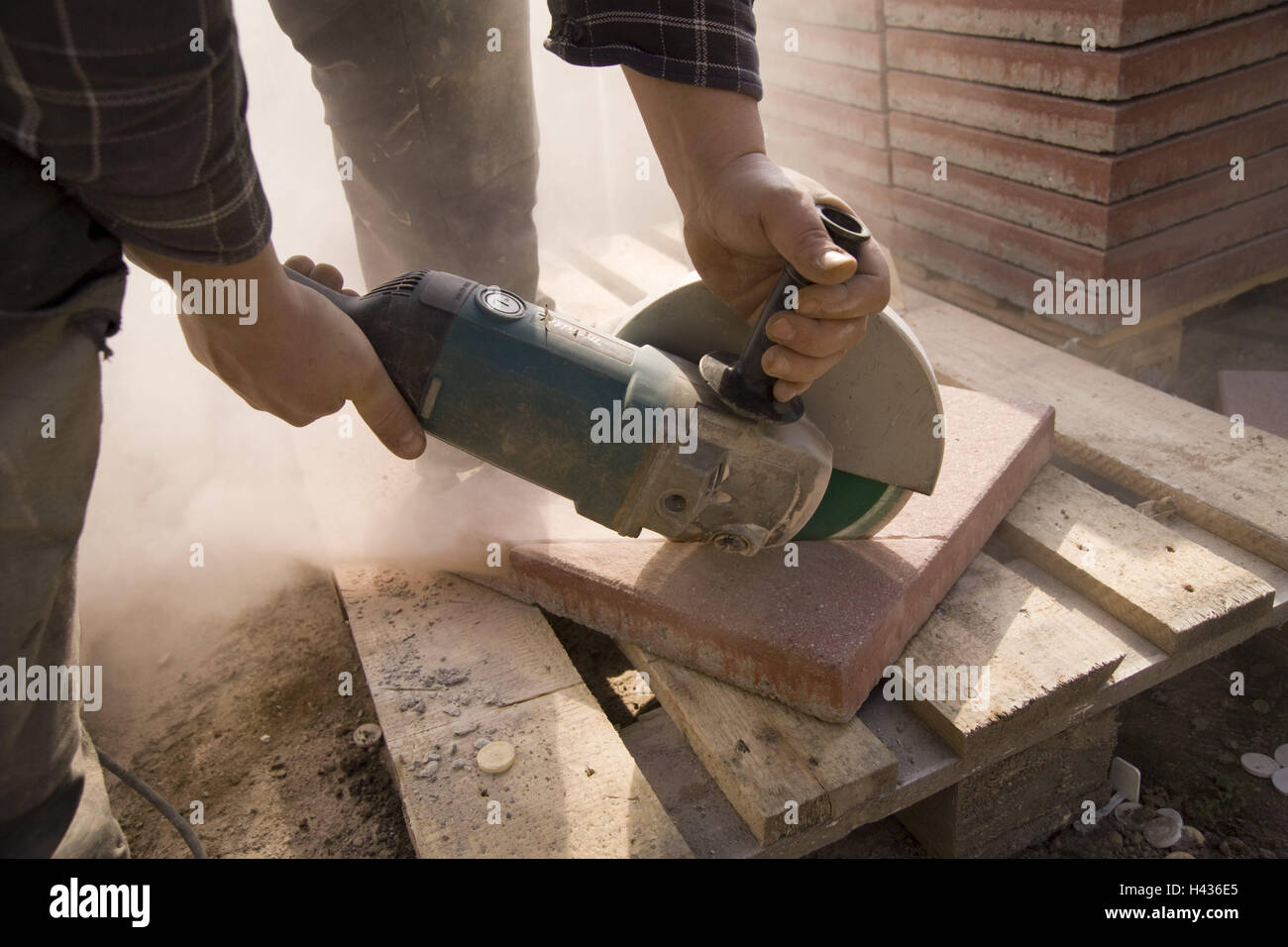 Handwerker, Detail, Teilung, Schleifer, Grundplatte, Winkel Sander, Arbeit, Beruf, Reorganisation, sah, zu unterscheiden, Platte, Scheibe, Handwerk, Flex, Mann, Gefahr, Gewalt, Fliesenleger, Handwerk, tun Sie es selbst, Do-It-Yourselfer, Rauch, Staub, Stockfoto