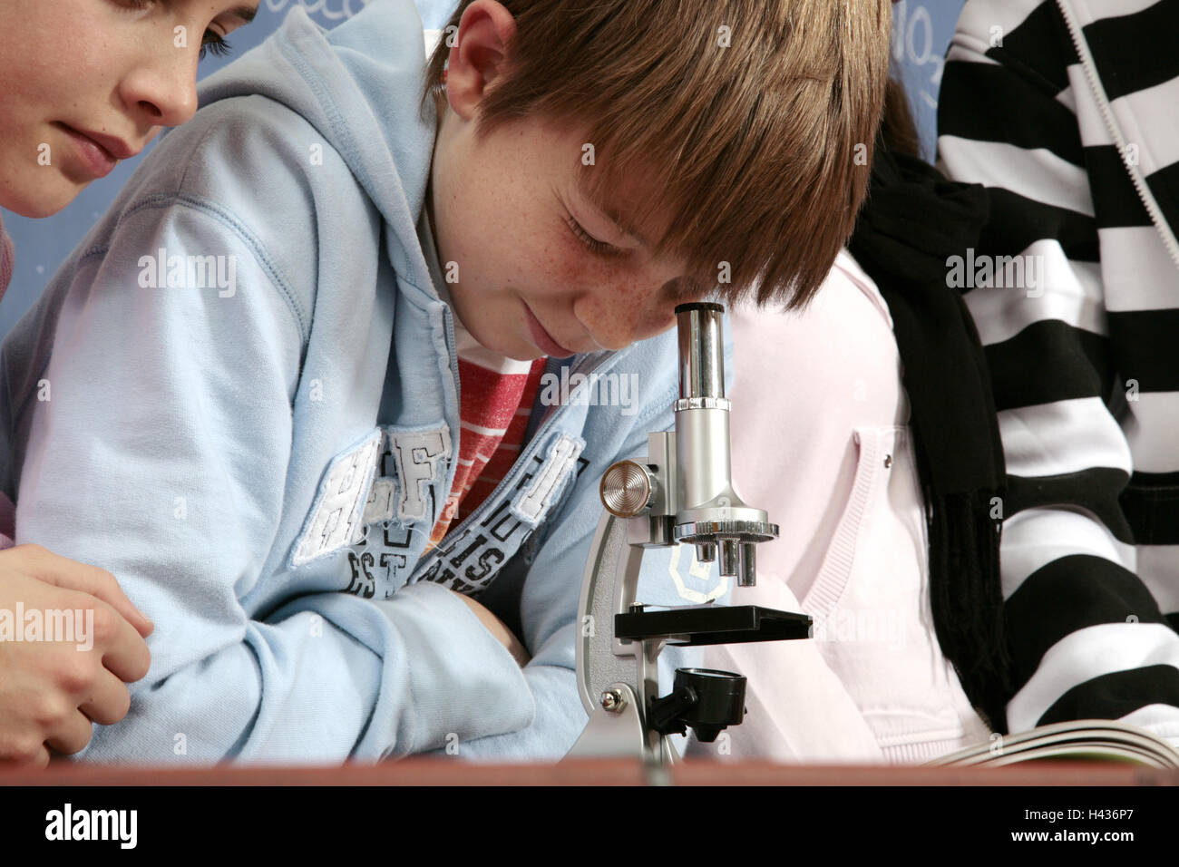 Schule, Unterricht, Naturwissenschaften, Biologie, Schuljunge, Mikroskop, Stockfoto