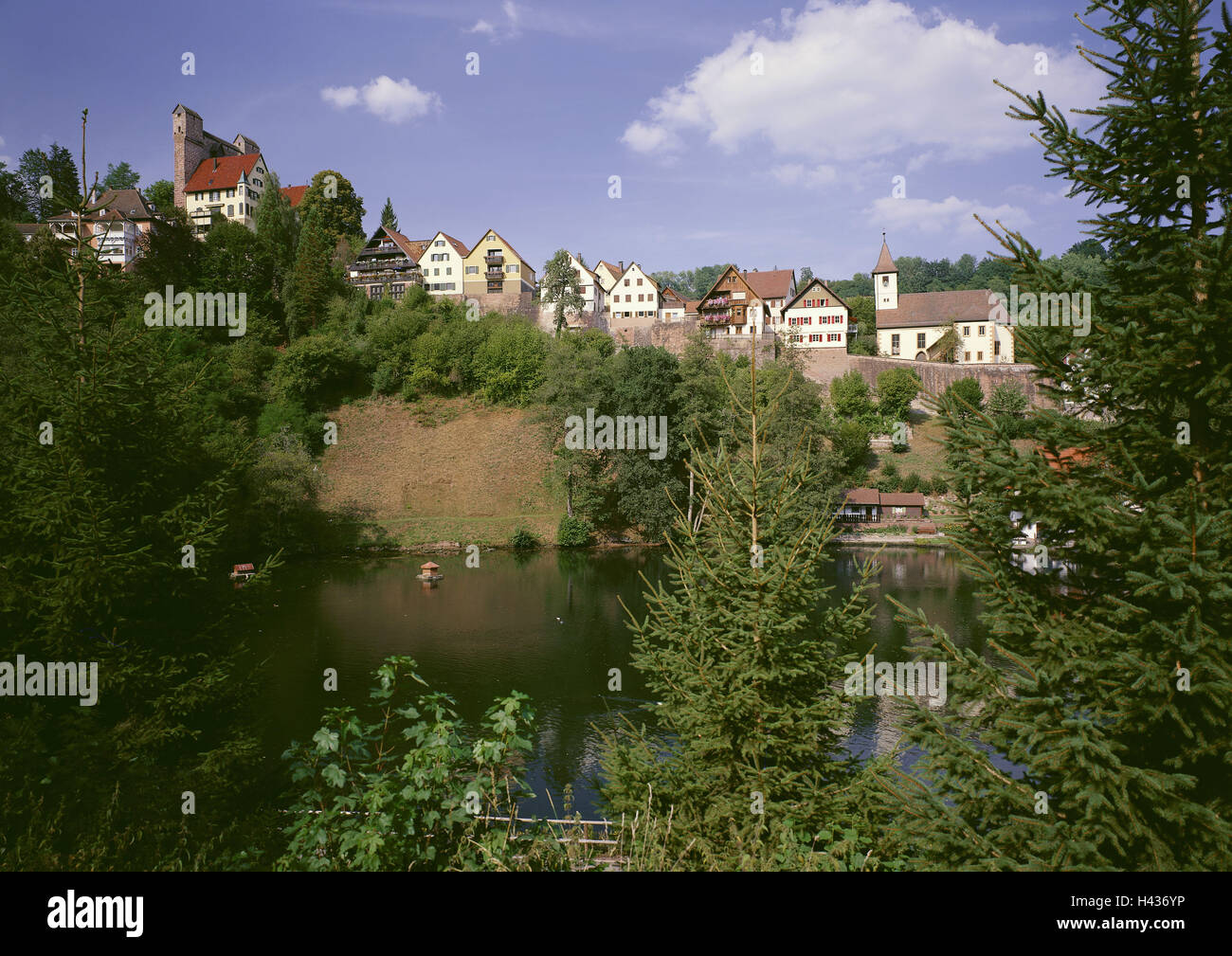 Deutschland, Schwarzwald, alten Teig, Bern-Ecke, lokale Ansicht, Sperre, Baden-Wurttemberg, Nagoldtal, Ort, Häuser, Wohnhäuser, Wasser, Fluss, Sommer, Stockfoto