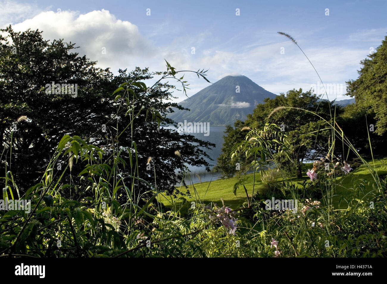 Guatemala, Lago De Atitlan, San Marcos, Solola, Vulkan San Pedro, Mittelamerika, Hochlandregion, Atitlansee, See, Berg, Lkan, Himmel, Wolken, Wasser, blau, leer, Attraktion, Ort von Interesse, Reiseziel, Tourismus, Stockfoto