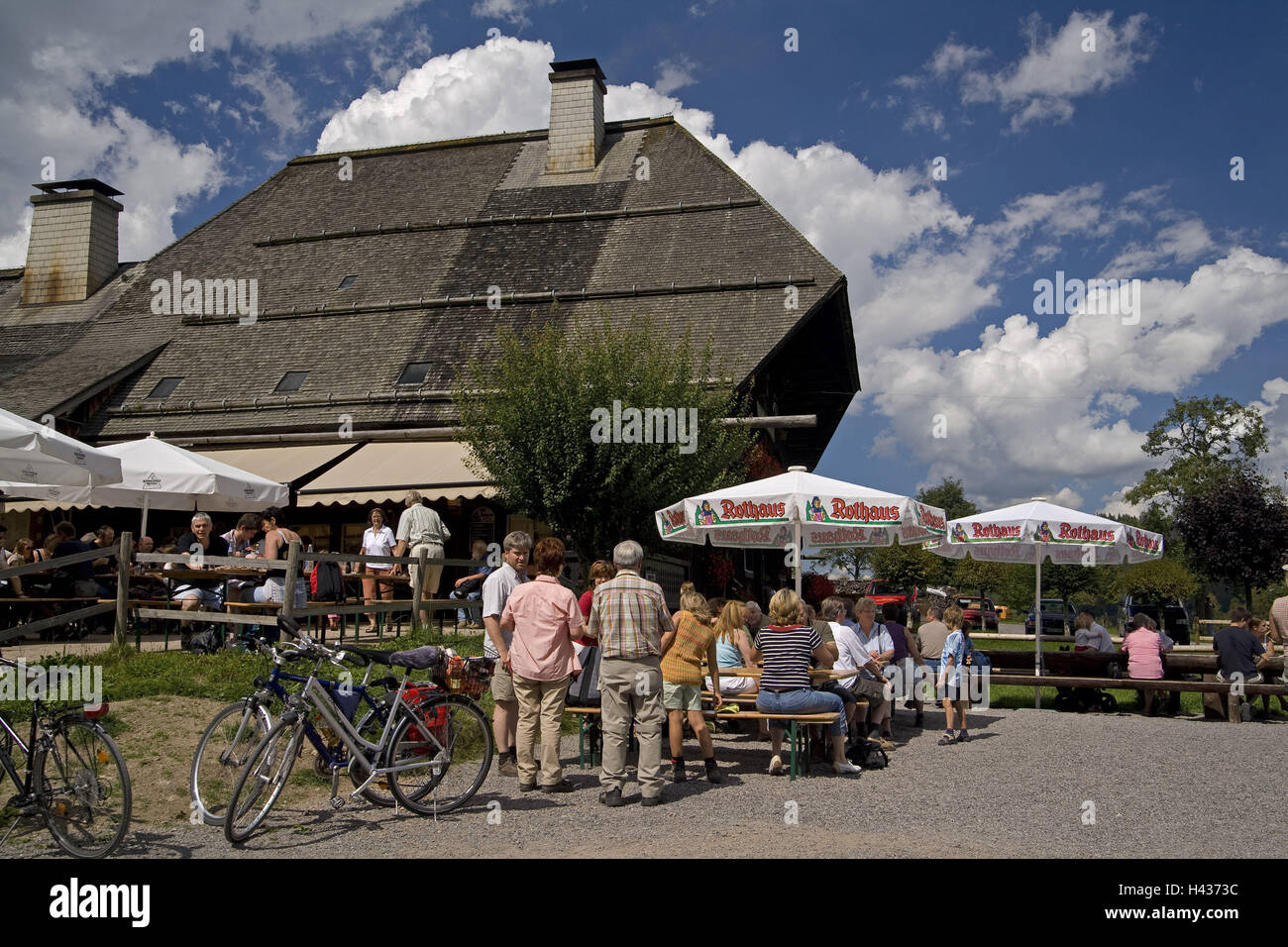 Deutschland, Baden-Württemberg, Schwarzwald, Schluchsee, Untercrooked Gericht, Urlaub Bar, Sonnenterrasse, Tourist, Stockfoto