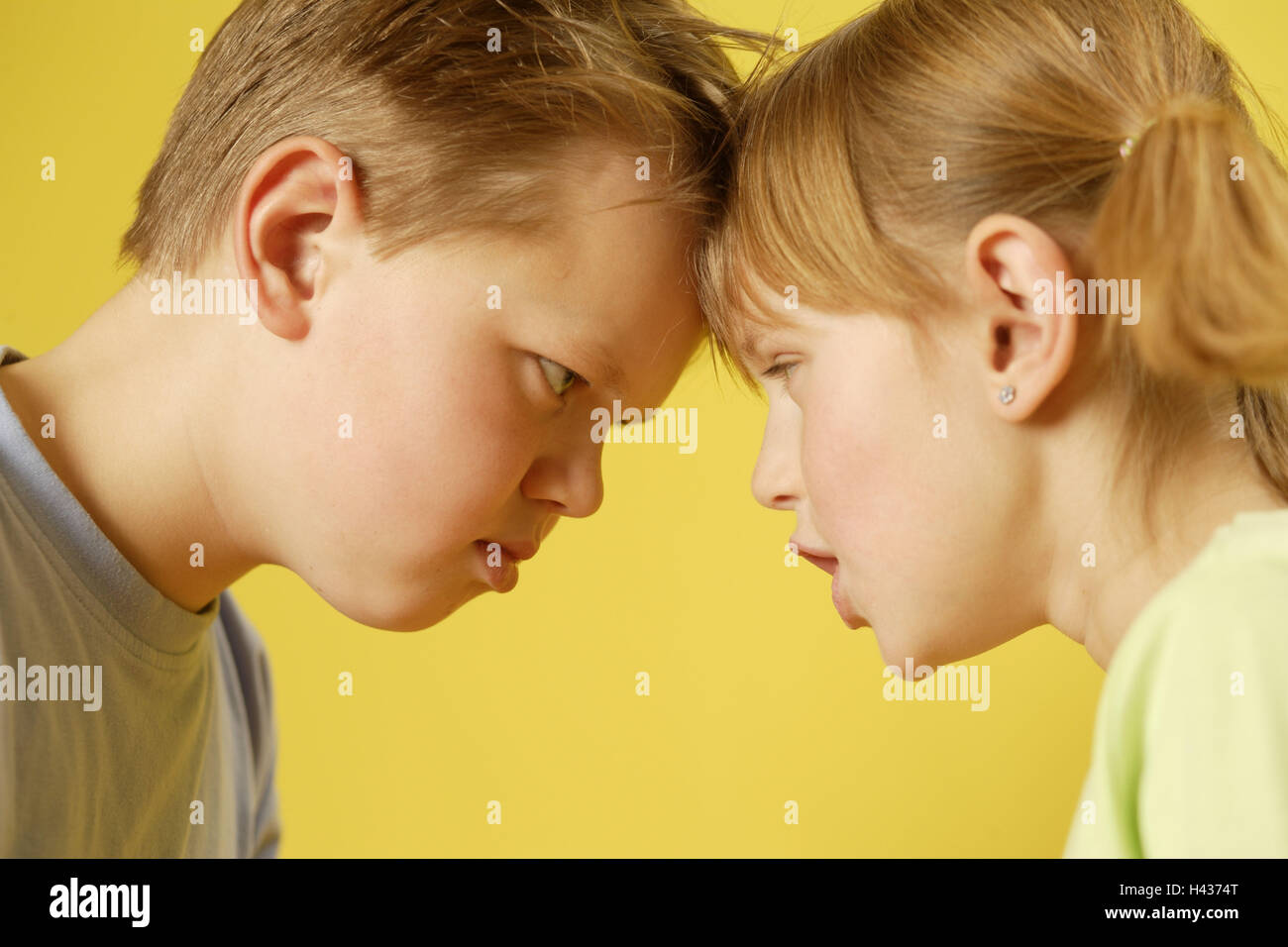 Mädchen, junge, Geschwister, wütend, Auge Kontakt, Stirn an Stirn, Lauffläche, gewellt, Stockfoto