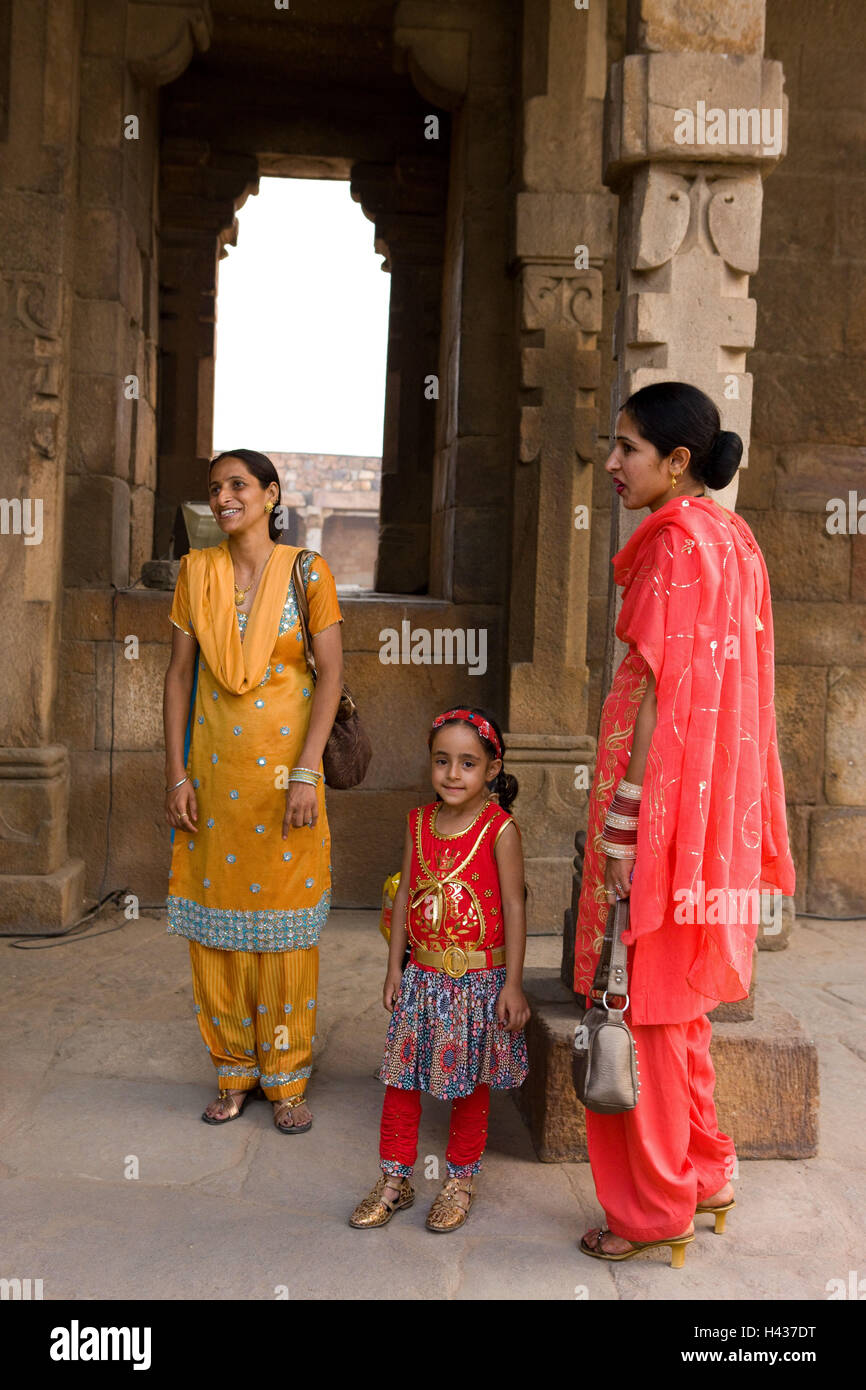 Indien, Delhi, Qutb Komplex, Minarett Qutb Minar, Besucher, Frauen, Saris, kein Model-Release Stockfoto