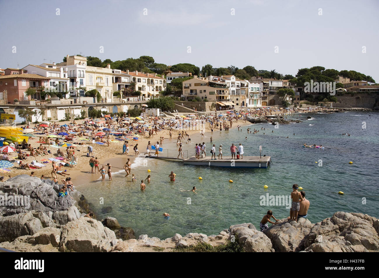 Meer, Strand, Calella de Palafrugell, Costa Brava, Katalonien, Spanien, Küste, Stadt, Blick auf die Stadt, Bucht, Strand, Sandstrand, Person, Passanten, Badegäste, Urlauber, Strandszene, Promenade, Strandpromenade, Uferpromenade, Urlaub, Sehenswürdigkeit, Stockfoto