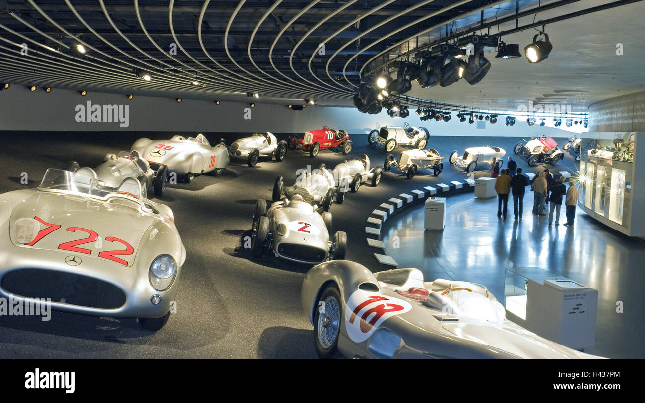 Deutschland, Stuttgart-Untertürkheim, Mercedes-Benz Museum, Mythos Zimmer 7, "Silberpfeile", Besucher, Baden-Wurttemberg, Stuttgart, Museumsbau, Gebäude, Museum, Mercedes-Benz Museum, innen, Mercedes-Benz, Daimler, Mythos Raum, Ausstellung, Proben nicht zum Verkauf, Rennwagen, Rennwagen, Abteilung, Auto, Automobilindustrie, Stockfoto