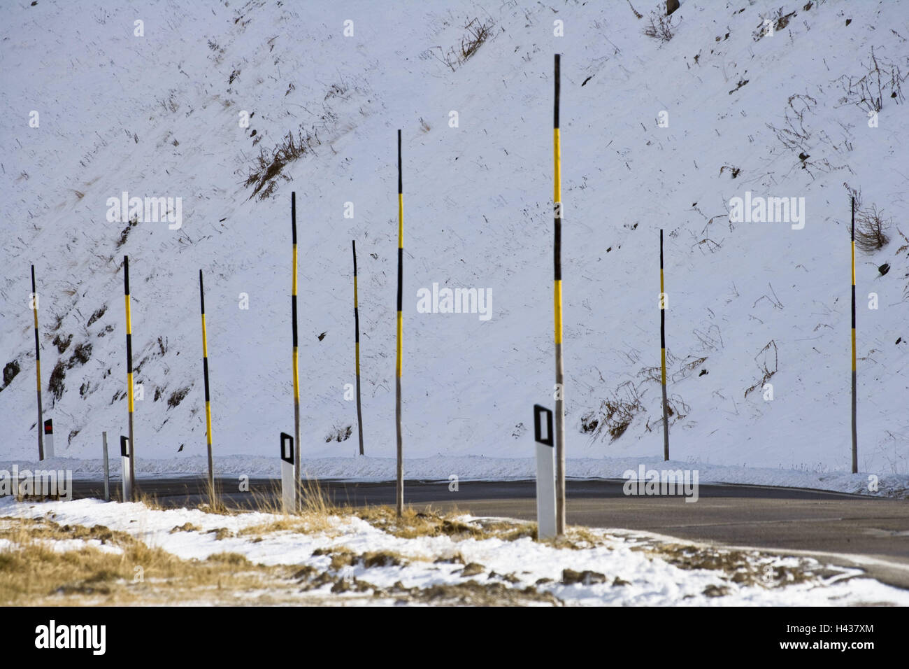 Straße, Auswahl Sticks, Schnee, Asphalt, Biegung, Neigung, schneebedeckte, Auswahl, klebt, Beiträge, Straße Beiträge, Reiseziel, Tourismus, Saison, Winter, glatte Straße, Orientierung, Hilfe, niemand, Stockfoto