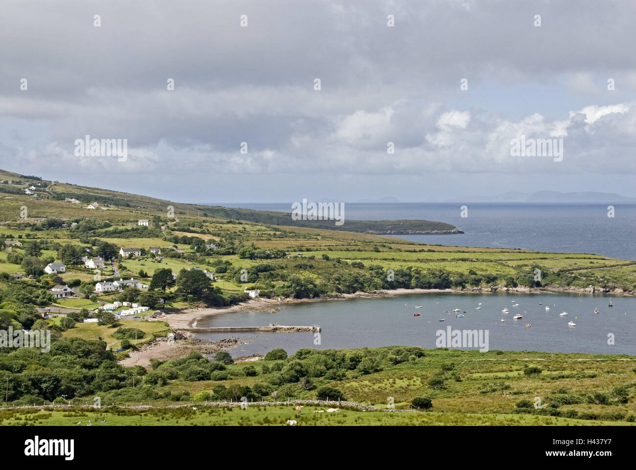 Irland, Kerry, Munster, Iveragh-Halbinsel, ring Kerry, Kells Bay, Meeresbucht, Meer, Schiffe, Landschaft, Küste, Küstenlandschaft, Ansicht, Himmel, Cloudies, Stockfoto