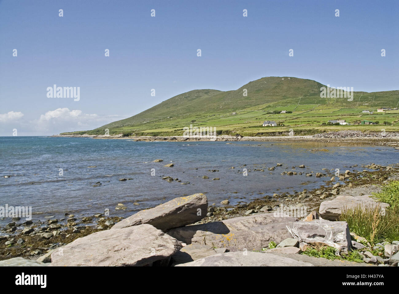 Irland, Munster, Kerry, Iveragh-Halbinsel, Cahirciveen, Balycarbery, Strand, Meer, die Bucht, Landschaft, Küste, Küstenlandschaft, Hügel, Wiesen, Meer, Steinen, Felsen, Blick, menschenleer, Stockfoto