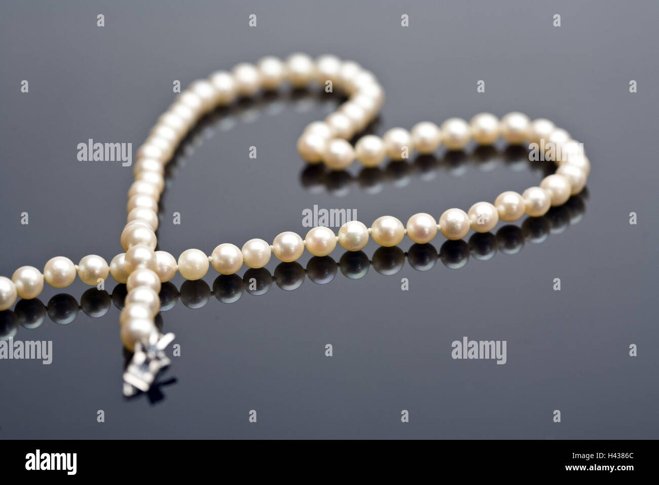 Perlenkette, herzförmig, Unschärfe, Stockfoto
