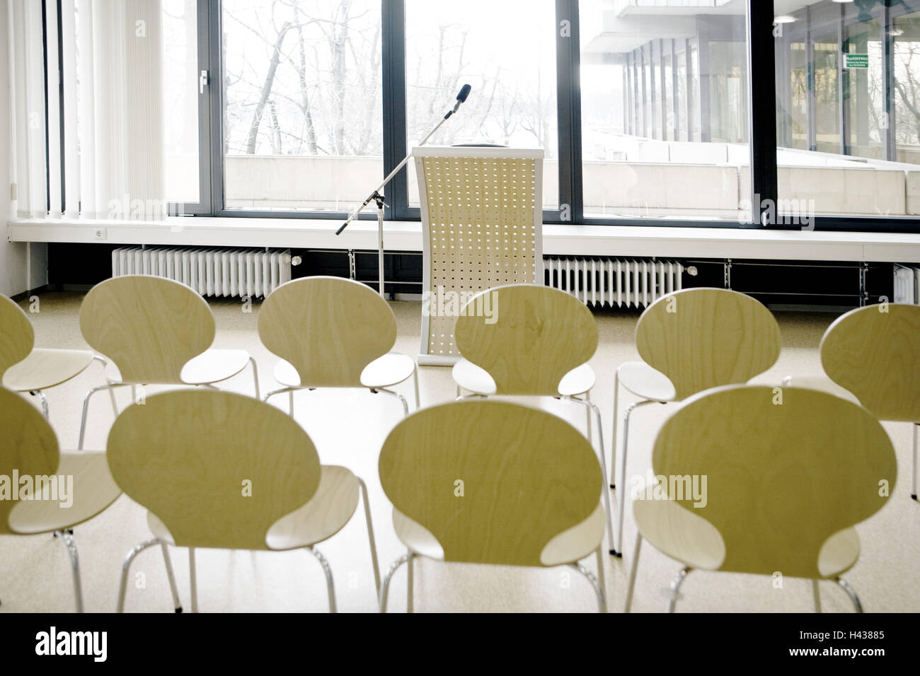 Vortragsraum Reihen Von Stuhlen Rednerpult Mikrofon Stockfotografie Alamy