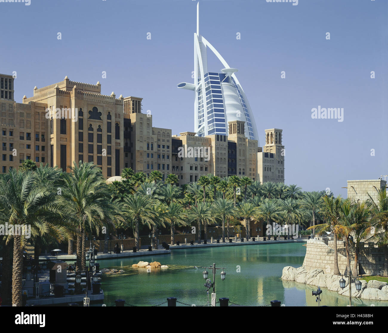 Vereinigte Arabische Emirate, Dubai, Madinat Jumeirah, Hotel Burj Al Arab, Mina A'Salam, VAE, Stadt, Architektur, Form, Segel-Like, Gebäude, Hotel, Hotelgebäude, Wahrzeichen, Architektur, Segel-ähnliche Strukturen, architektonischen Stil, Modern, Luxus, fünf-Sterne-Hotels, Traumhotels, Reichtum, menschenleer, Tourismus, Urlaub, Lagune, Palmen, Stockfoto