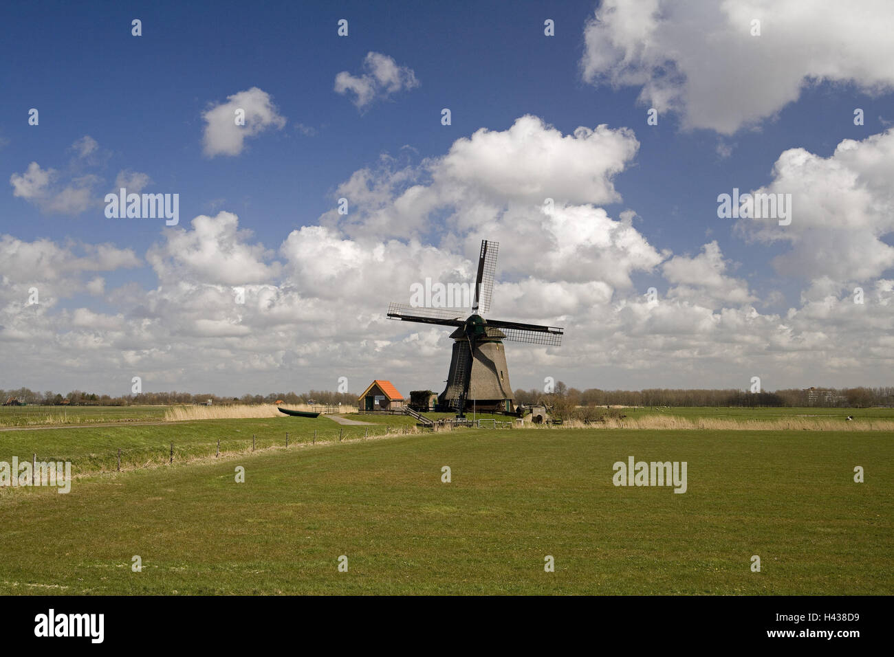 Den Niederlanden, Nordbrabant, Bergen op Zoom, Windmühle, bewölkter Himmel, Stockfoto