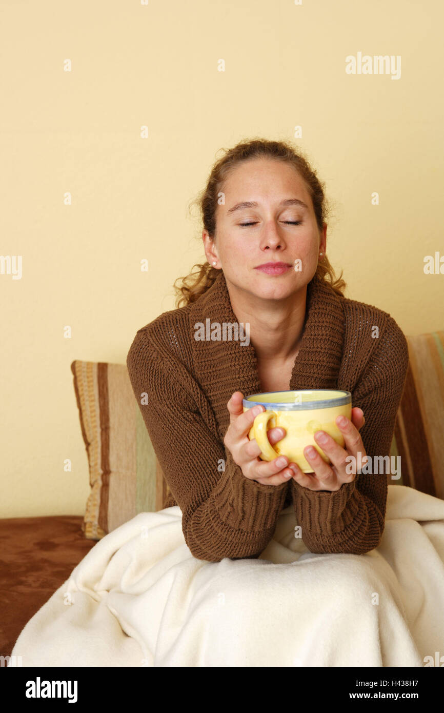 Wohnzimmer, Frau, jung, Sofa, sitzen, Kranken, Tee, trinken, Stockfoto