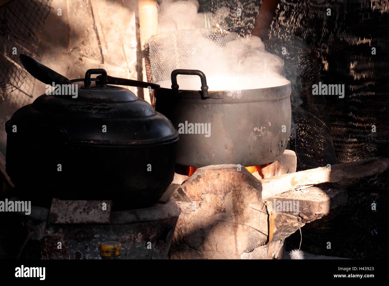 Alten Topf Essen kochen auf Holzfeuer Ofen brennen Stockfoto