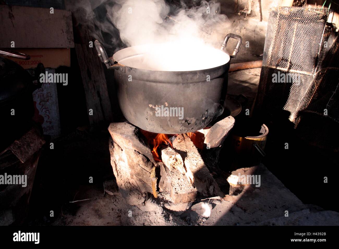 Alten Topf Essen kochen auf Holzfeuer Ofen brennen Stockfoto