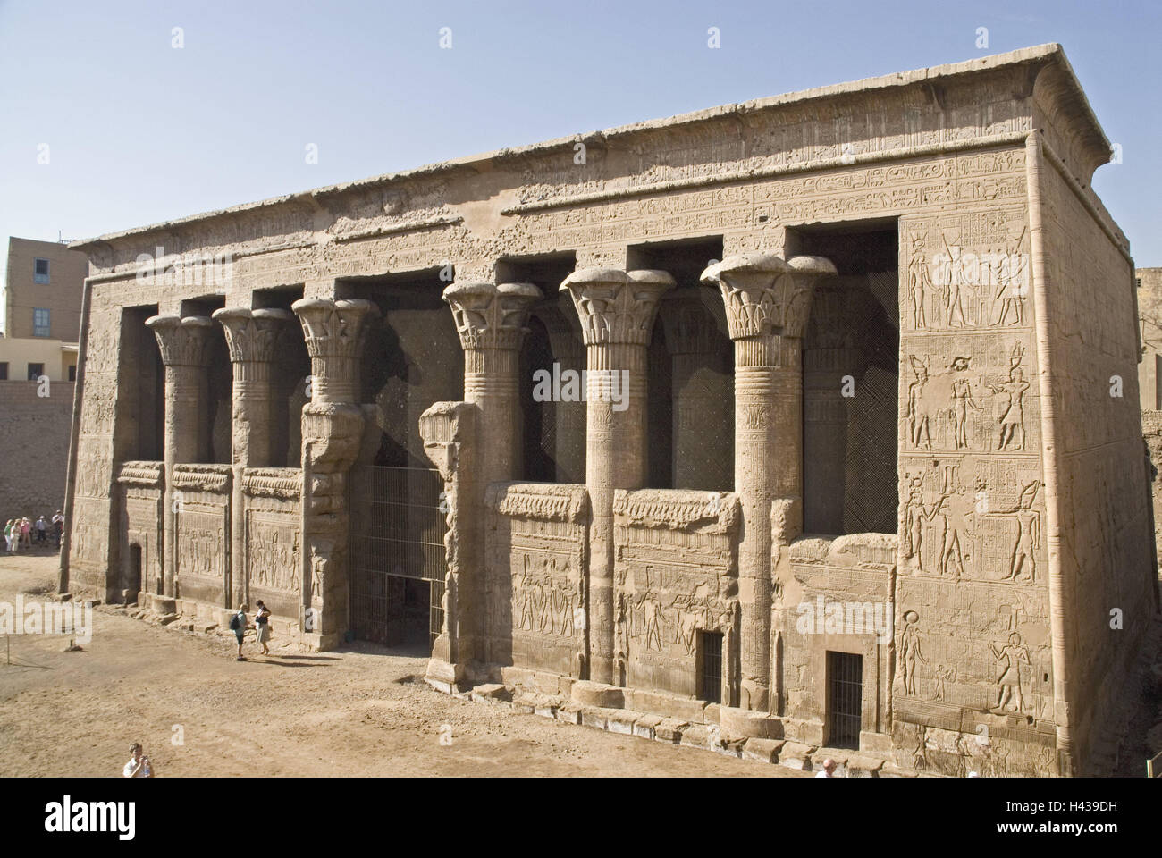 Ägypten, Esna, Chnum Tempel, Tourist, Afrika, Oberägypten, Reisen, Urlaub, Tourismus, Reiseziel, Urlaubsziel, Sehenswürdigkeiten, Tempel, Chnum, außen, Fassade, Säulen, Geschichte, Kultur, Person, Besucher, Stockfoto