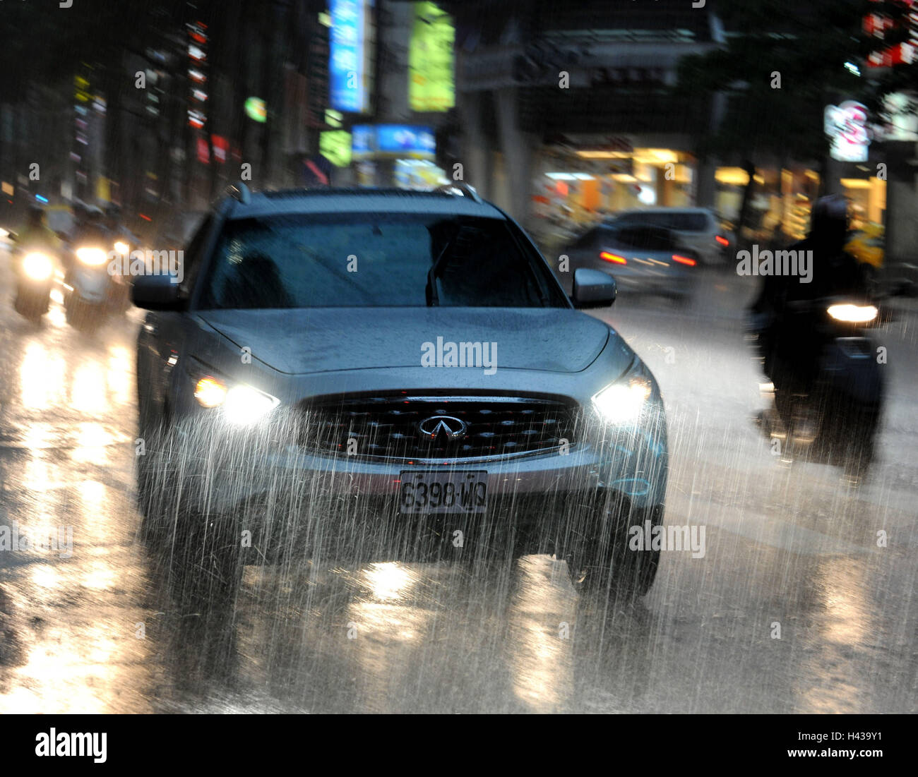 Straßenszene, Auto, Motorrad, Regen in der Nacht, Taipeh, Taiwan, Stockfoto